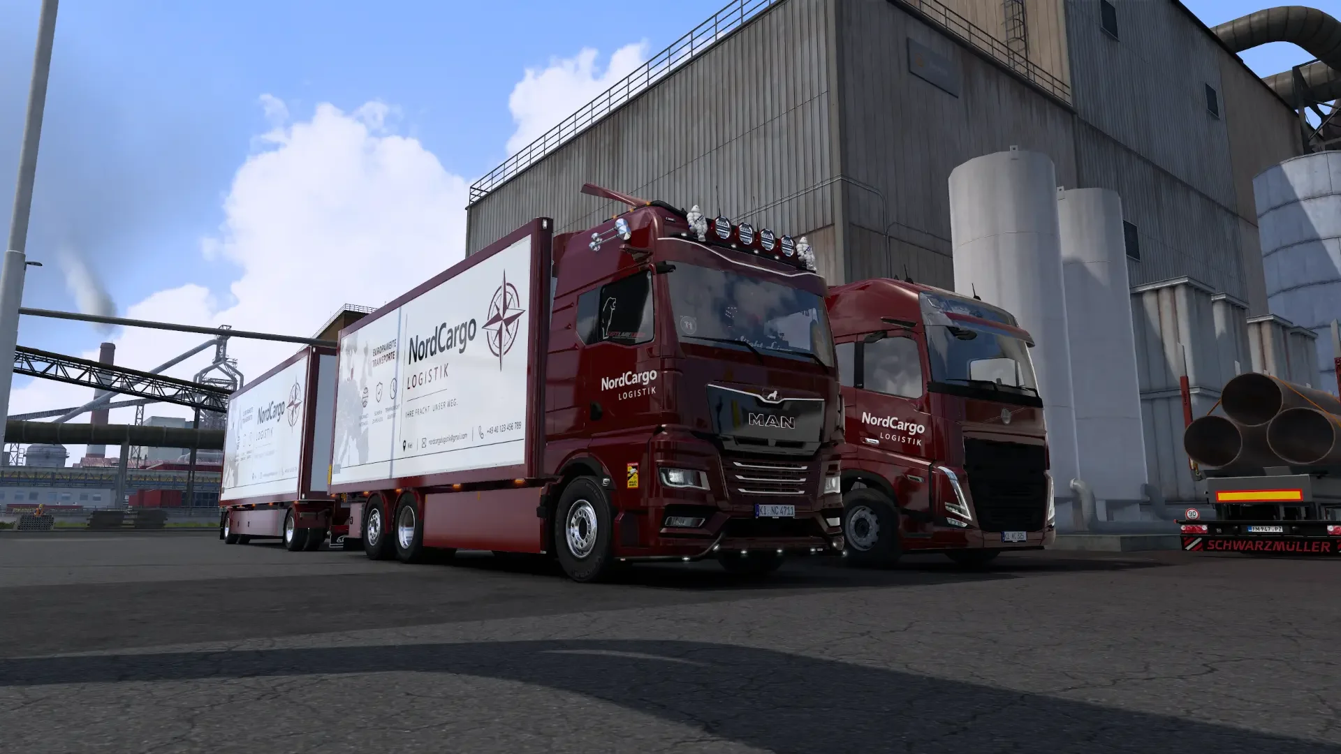 NordCargo MAN und Volvo vor einem Werk